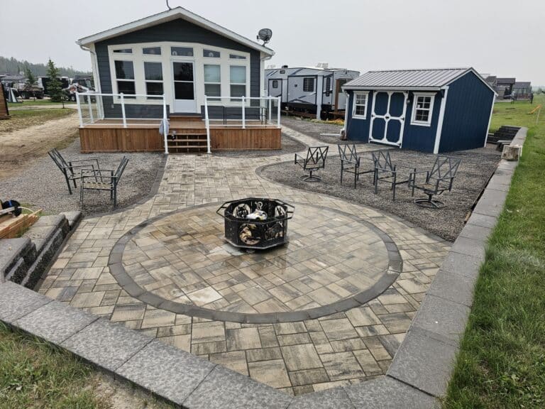 A fire pit in the middle of an outdoor patio.